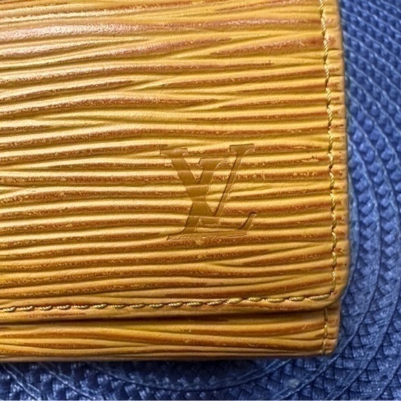 Louis Vuitton Epi leather 4 Ring Key Case. Yellow - Picture 4 of 11